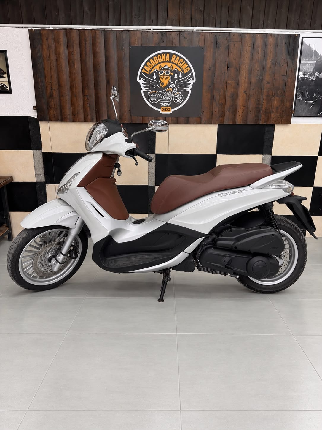 Piaggio Beverly 300 2018 de segunda mano en Granada — foto 2